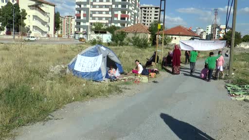 Sıfır daire beklerken çadıra kaldı