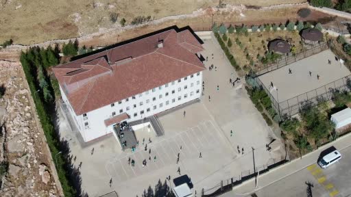 Eğitim için seferber oldular, 10 bin kitaplık kütüphane kurup öğrencilerini üniversiteli yaptılar