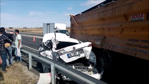 Hafriyat kamyonunun biçtiği otomobil hurda yığınına döndü: 1 yaralı