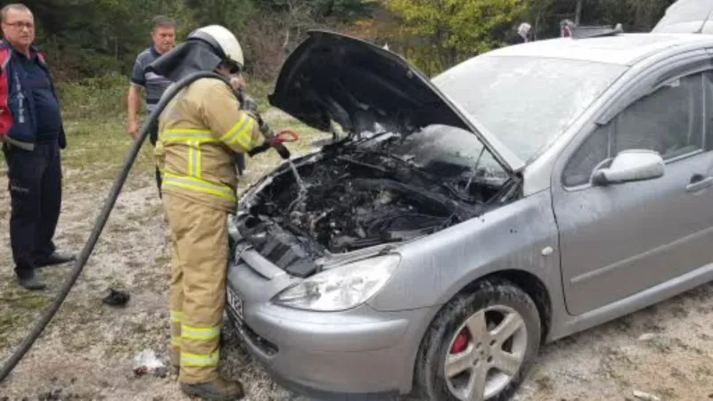 Seyir halindeki otomobilin motor kısmı yandı, araçtakiler son anda kurtuldu