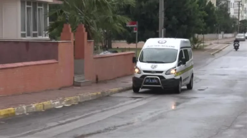 Magandaların silahından çıkan saçmalar, balkon panjurunu delik deşik etti