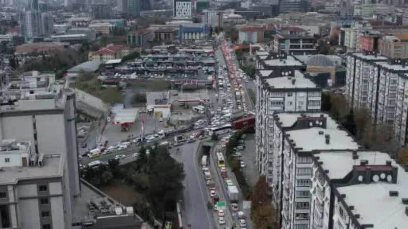 İstanbul’da alışveriş nedeniyle trafik yoğunluğu oluştu