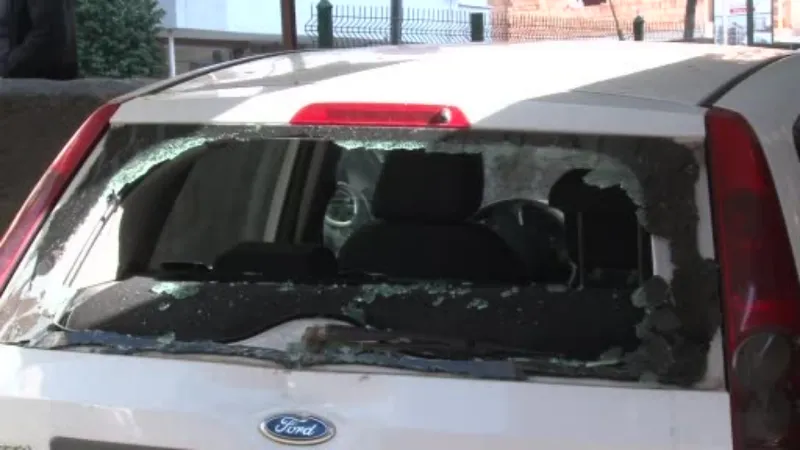 Antalya’da sinir krizi geçiren genç, komşularının araçlarının camlarını kırdı