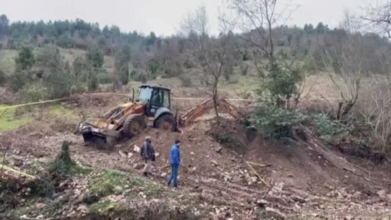 Rüyasının peşinden köyüne 2 bin kilometre yol geldi, define aramak için kazıya başladı