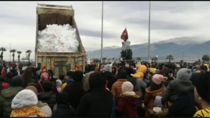 İskenderun’da Amanos Dağlarından kamyonlarla getirilen kar eğlencenin odağı oldu