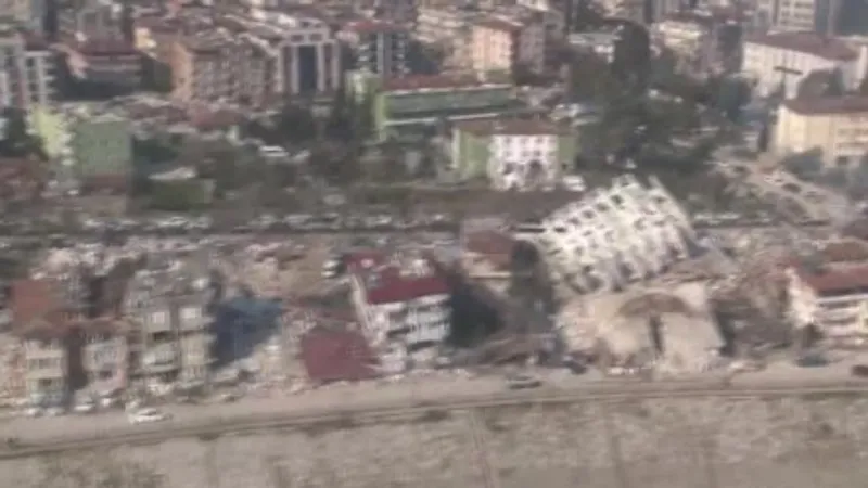 Hatay’daki enkaz yığınları helikopterle havadan böyle görüntülendi