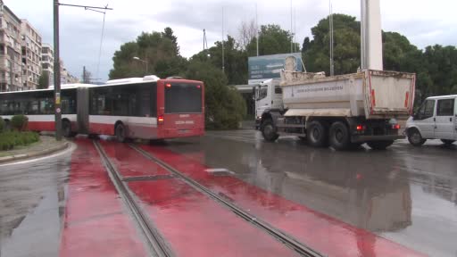 Kültürpark önündeki yaklaşık 15 metrelik dev ağaç devrildi