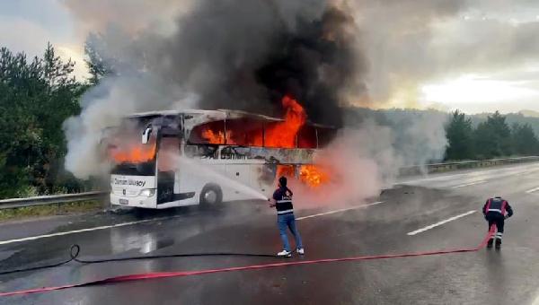 TEM'de yolcu otobüsü alev alev yandı