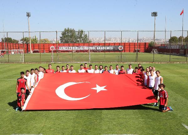 Gençlerbirliği'nden bayraklı kutlama