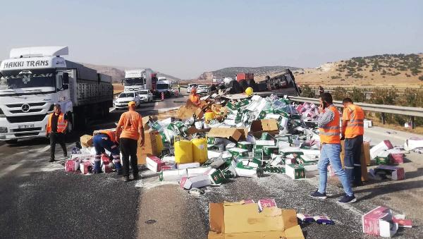 Gaziantep'te TIR devrildi; sürücü yaralı