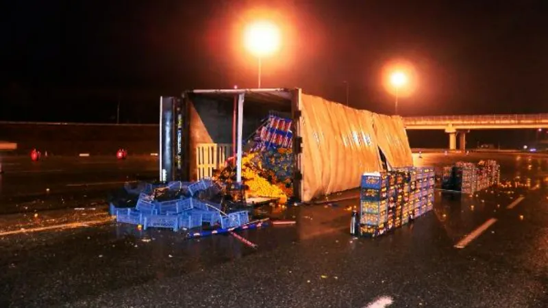 Bursa'da kontrolden çıkan TIR devrildi, tonlarca mandalina yola saçıldı: 1 yaralı