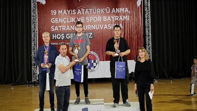 19 Mayıs Satranç Turnuvası’nda ödüller sahiplerini buldu