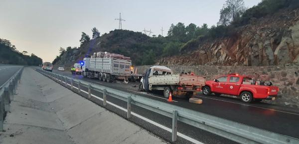 Muğla'da kamyona çarpan kamyonetin sürücüsü öldü