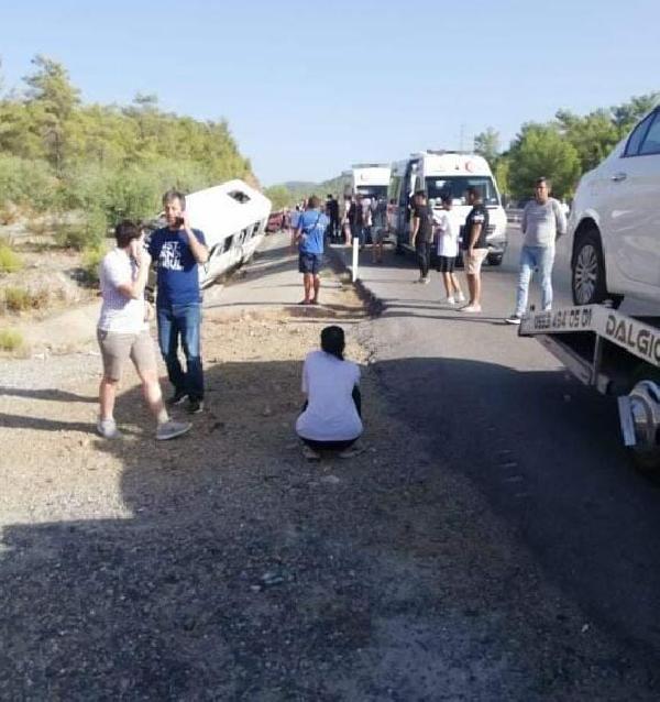 Muğla'da tur minibüsü otomobile çarptı: 1'i ağır 8 yaralı