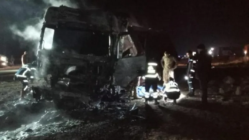 Minibüse çarparak şarampole devrildikten yanan TIR’ın sürücüsü öldü