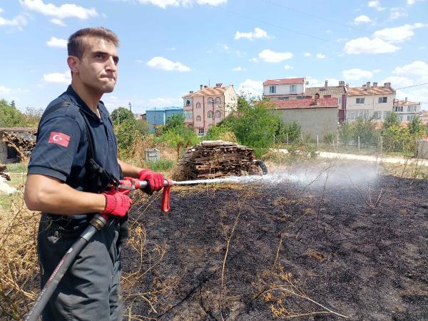 Otluk yangını yerleşim yerlerine sıçramadan söndürüldü