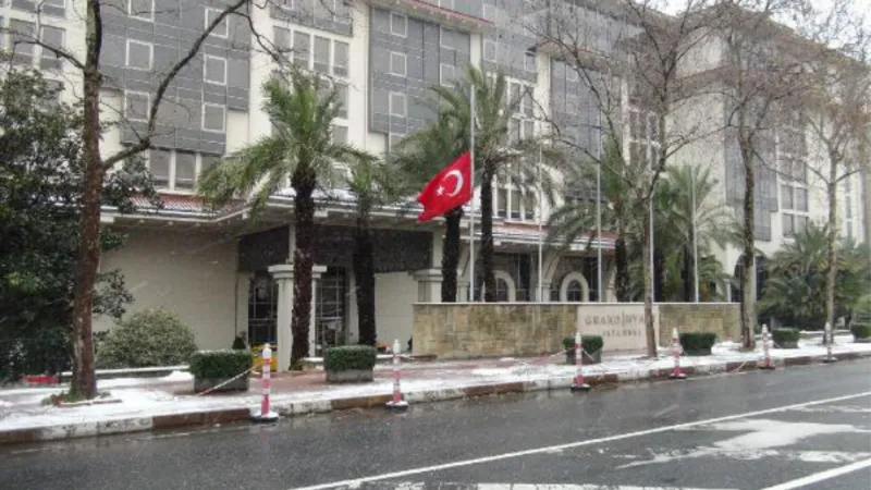 İstanbul'da bayraklar yarıya indirildi 