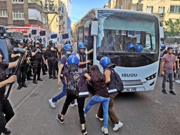 Diyarbakır'da izinsiz yürüyüşte gözaltına alınan 35 kişi serbest