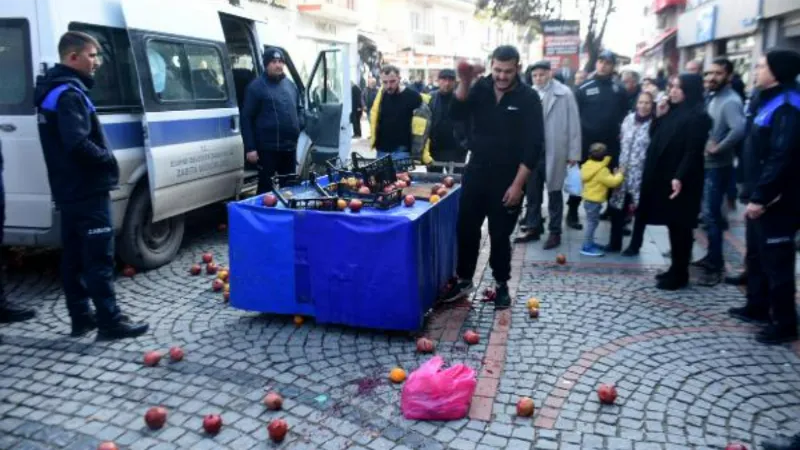 Mevye sıkma makinesine el konulan seyyar satıcı, ürünleri caddeye attı