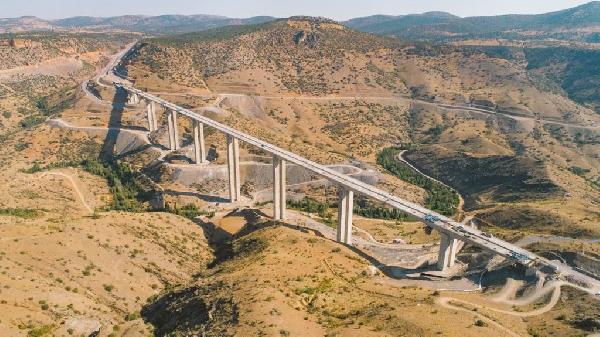 Türkiye'nin en yüksek ayaklı viyadüğünde sağ ve sol tabliye imalatı tamam