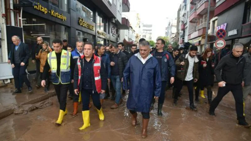 Vali Yazıcı ile Başkan Böcek sel bölgesinde