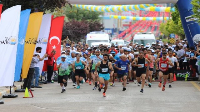 1’inci Van Denizi Yarı Marotunu’na 10 ülkeden 1353 sporcu katıldı