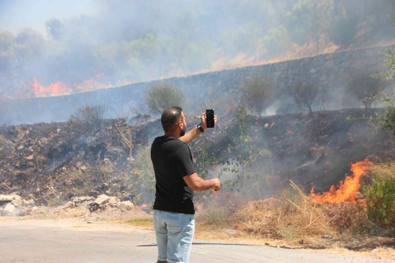 Ağaçlık alandaki yangın konteyner eve sıçradı