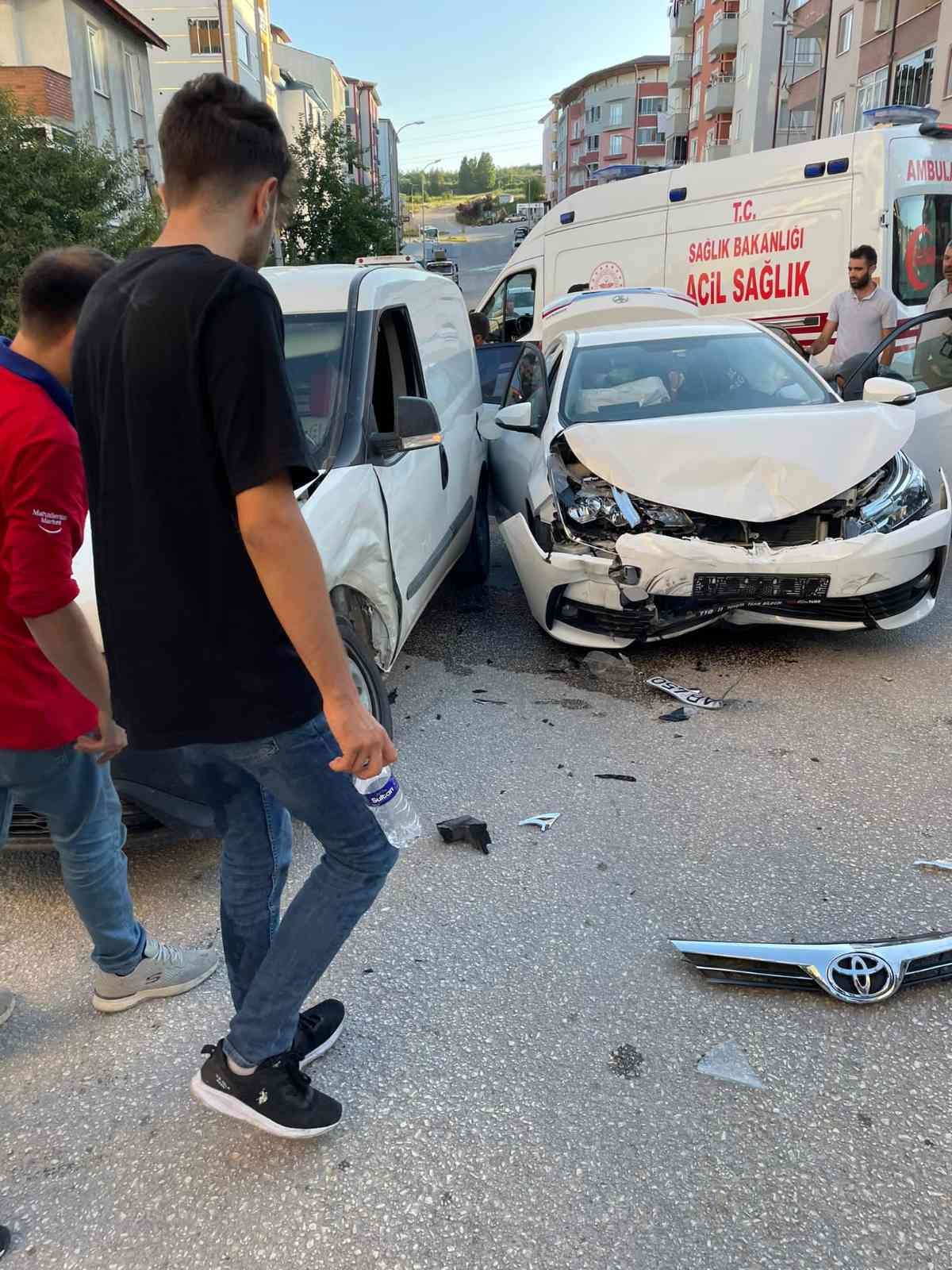 Bilecik’te otomobille kamyonet çarpıştı, 3 kişi yaralandı