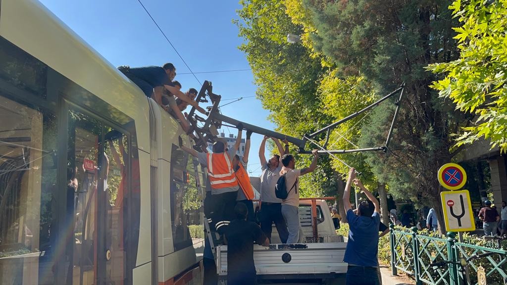 Elektrik bağlantı çubuğu kırılan tramvay yolda kaldı