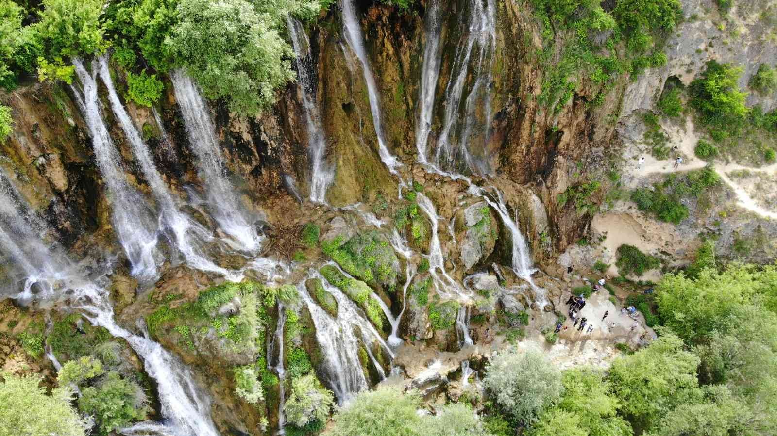 Erzincan’da tatilciler serinlemek için şelalelere akın ediyor