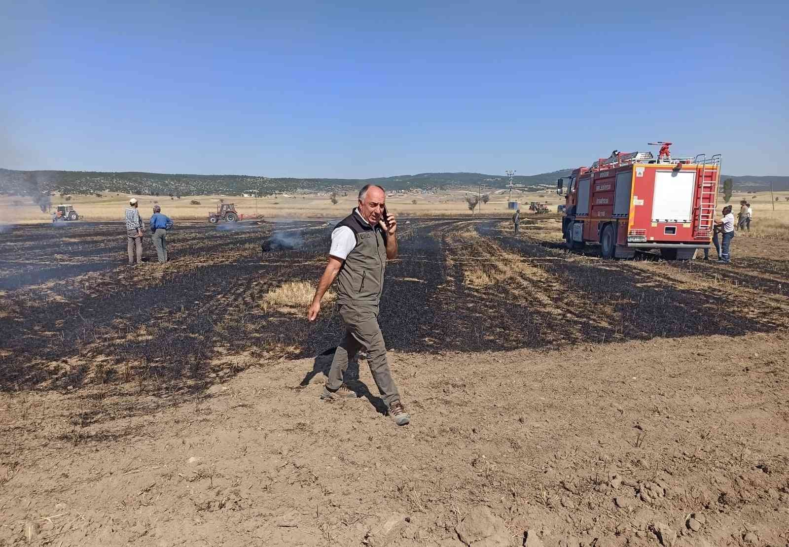 Kütahya’da balya makinesi kıvılcımından çıkan yangında 2 dekar alan yandı