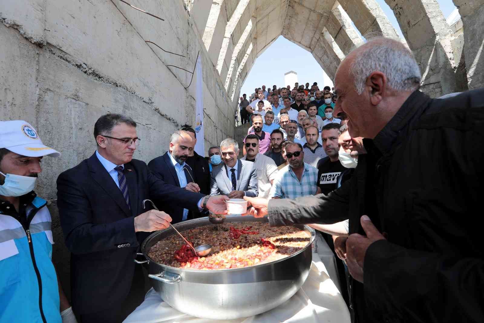 Vali Balcı, Muharrem ayı nedeniyle aşure dağıttı