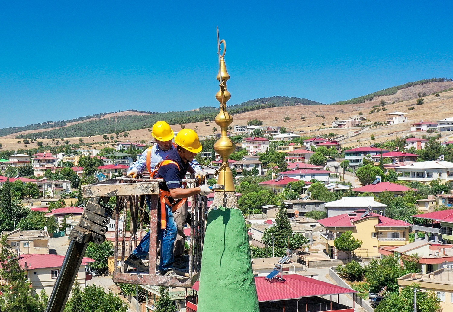 Depremde zarar gören Tevekkeli Camii minaresi onarıldı