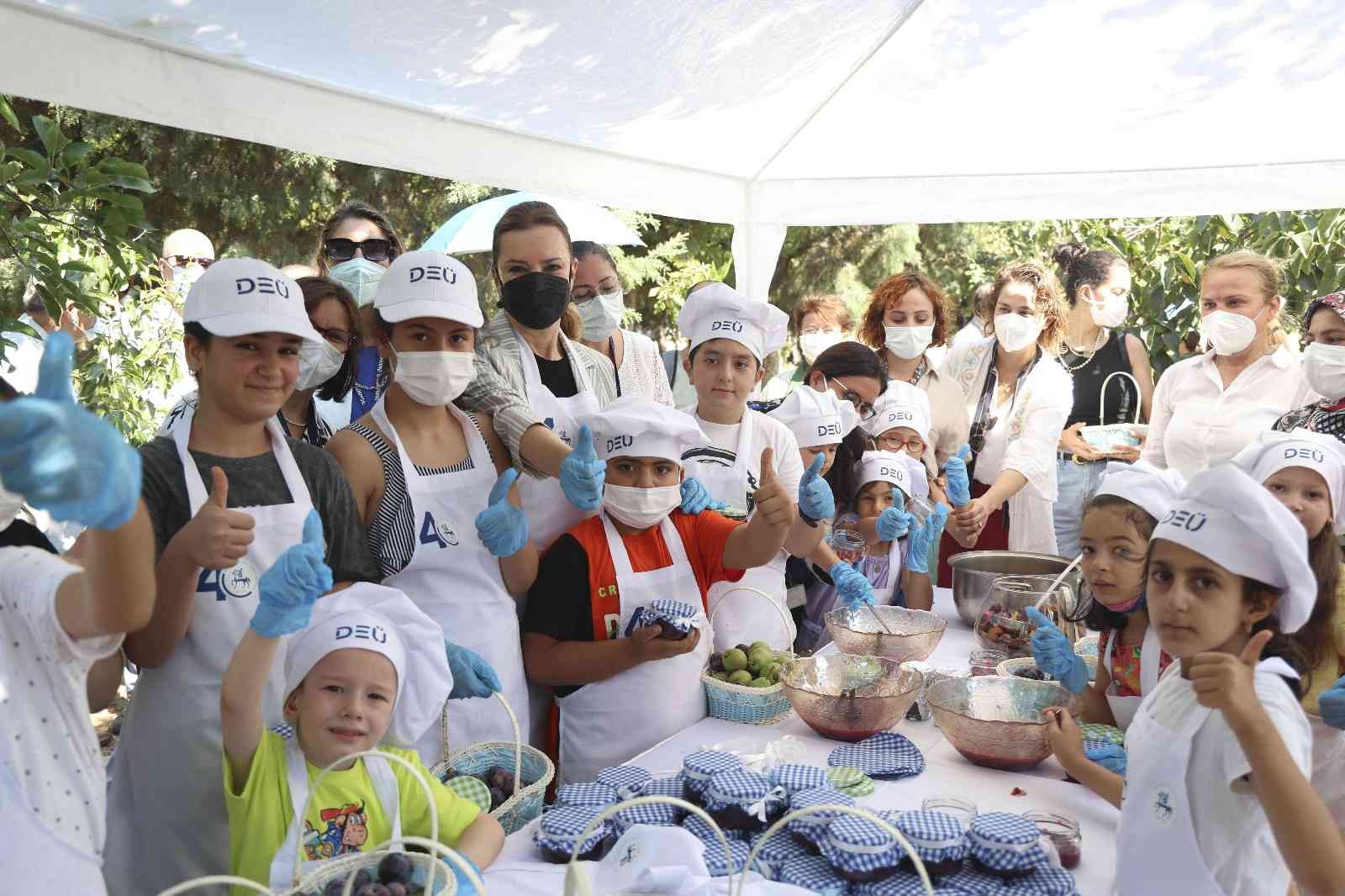 DEÜ’de tedavi gören çocuklar meyve bahçesinde moral buldu