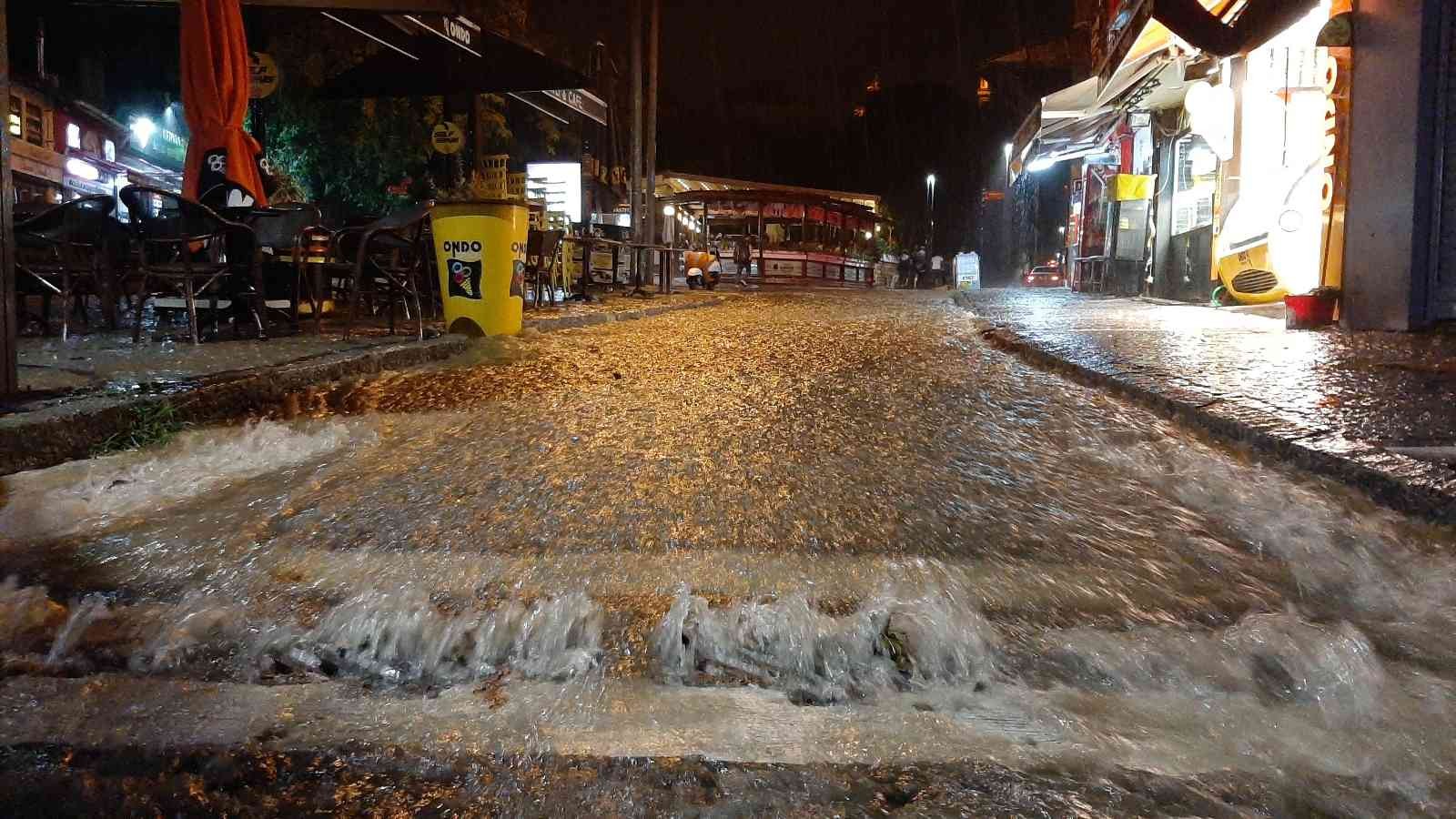 Edirne’yi yaz ortasında sel vurdu: Ev ve iş yerlerini su bastı, yollar göle döndü