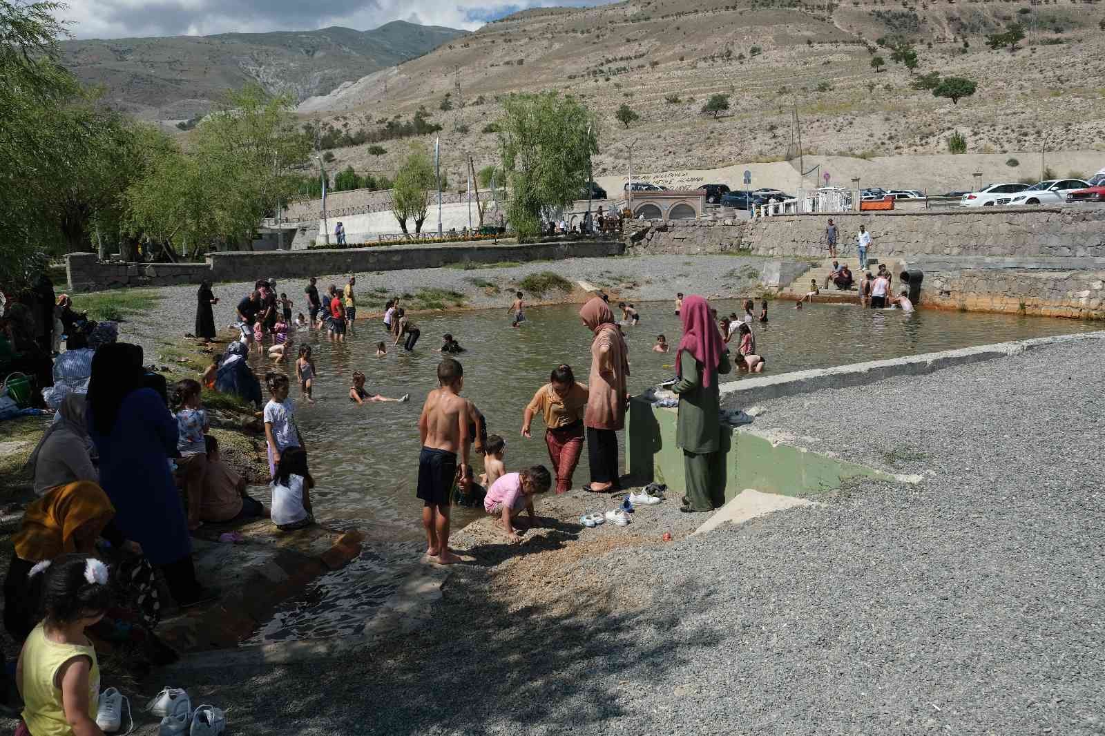 Sıcaktan bunalan çocuklar havuzda serinledi