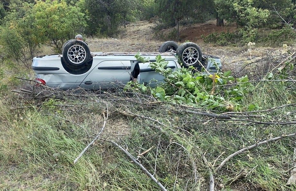 Takla atan otomobil tarlaya uçtu: 2 yaralı