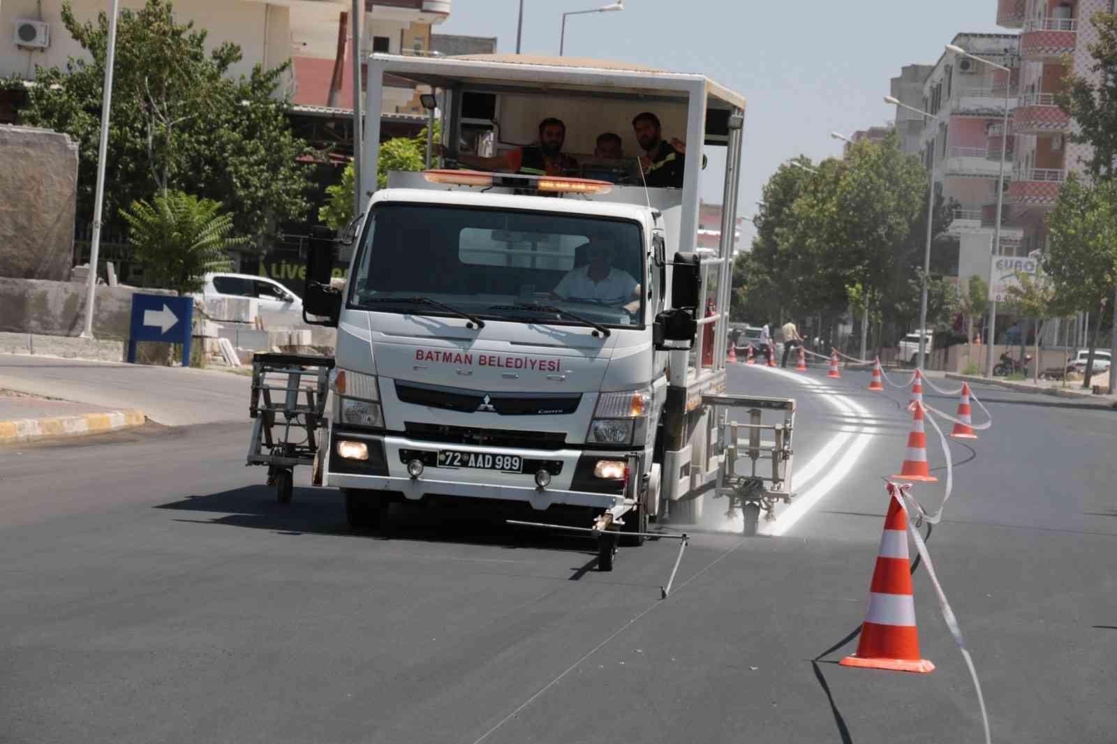 Batman’da silinmeye yüz tutmuş yol çizgileri daha belirgin hale getiriliyor