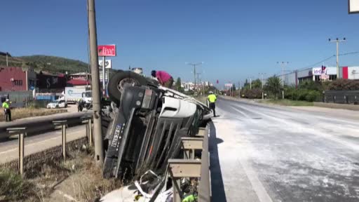 Bursa’da tır refüje devrildi: 1 yaralı