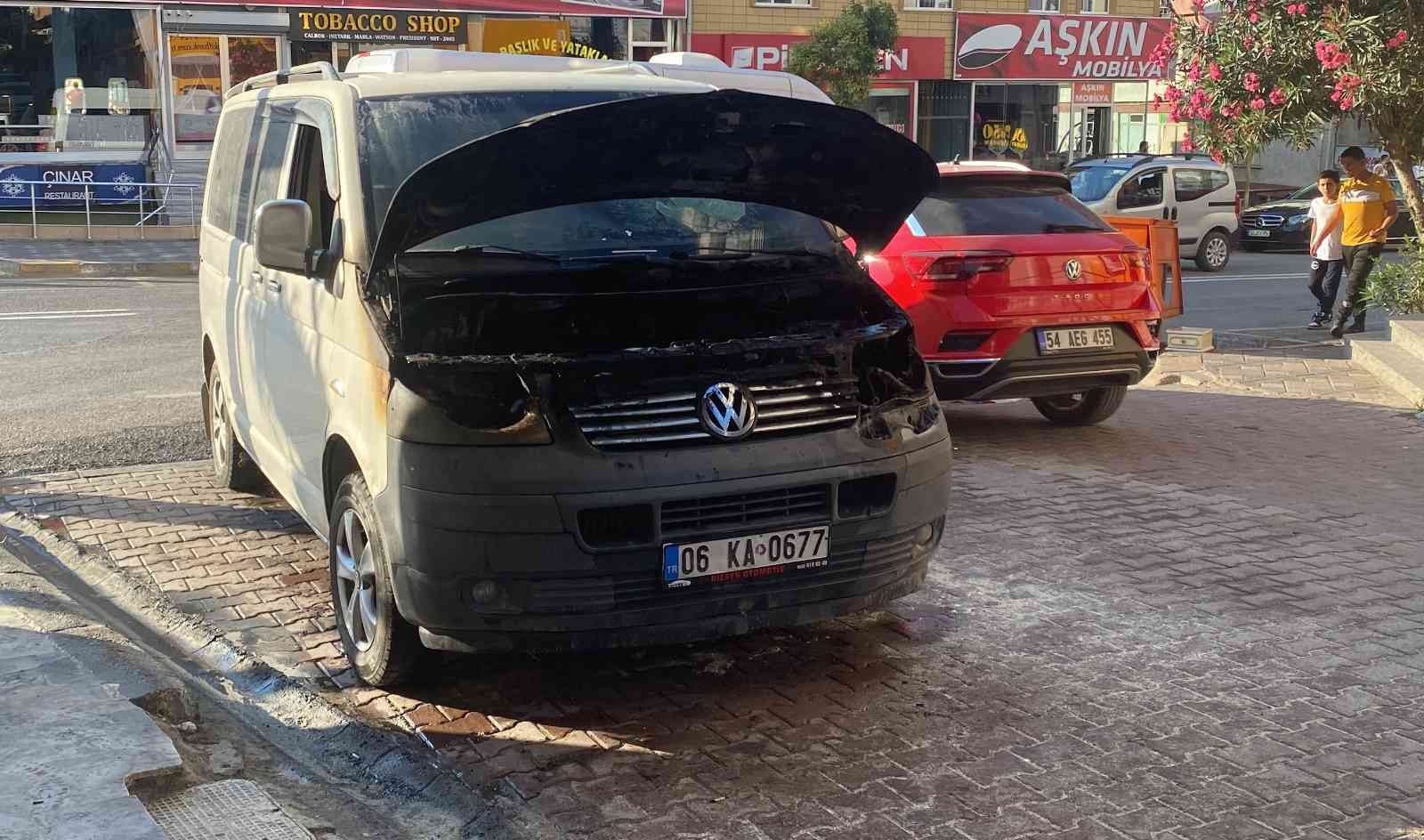 Seyir halindeki minibüste yangın çıktı