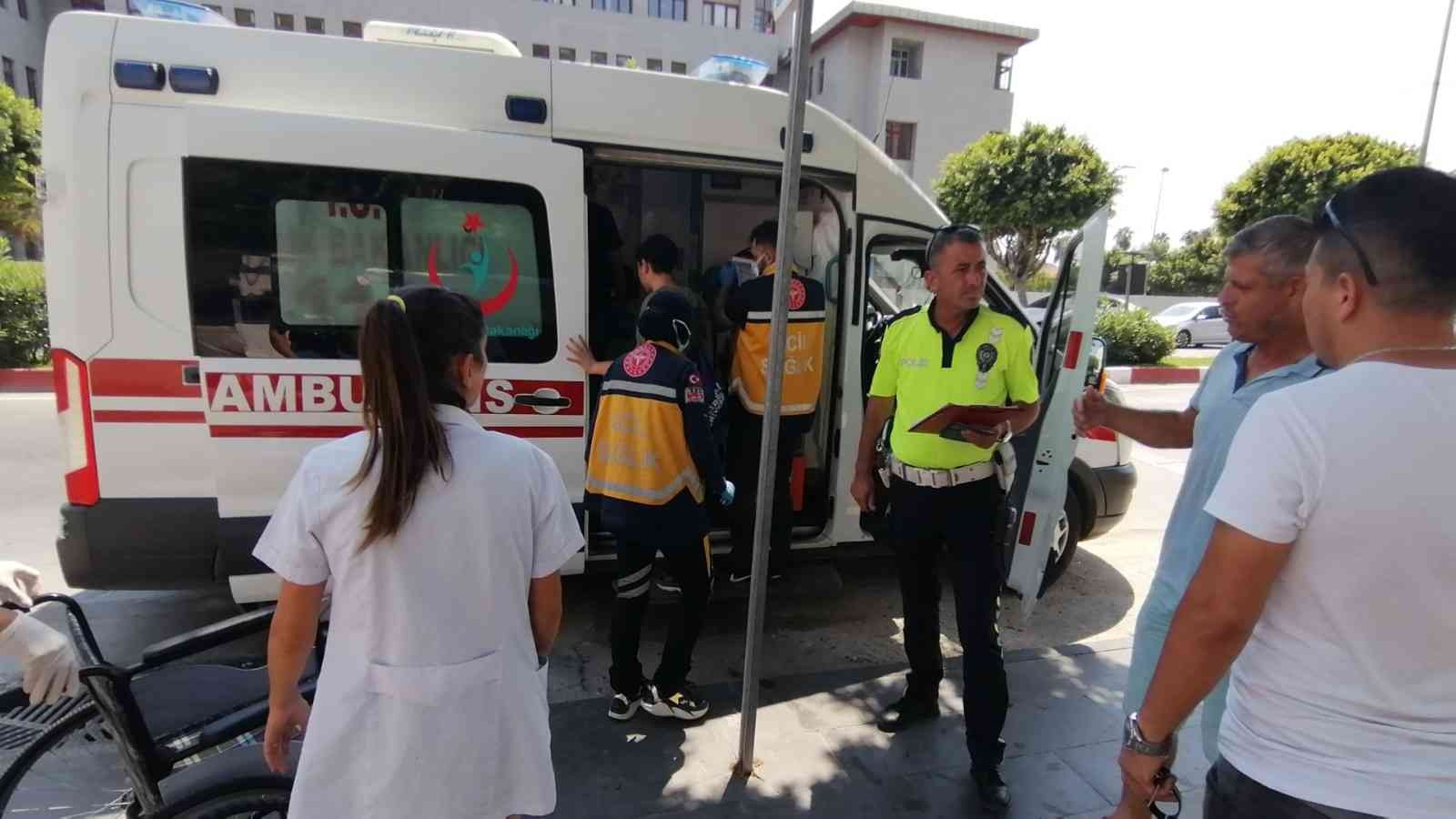 Antalya’da 12 yaşındaki bisikletli çocuk minibüs çarpması sonucu yaralandı