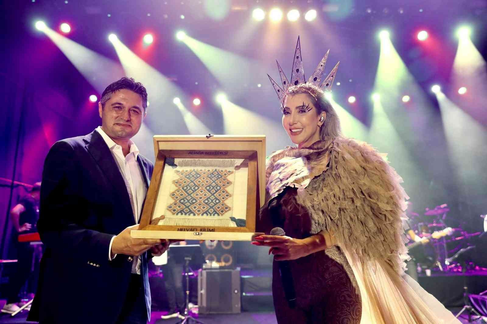 Hande Yener, Aliağa’yı salladı