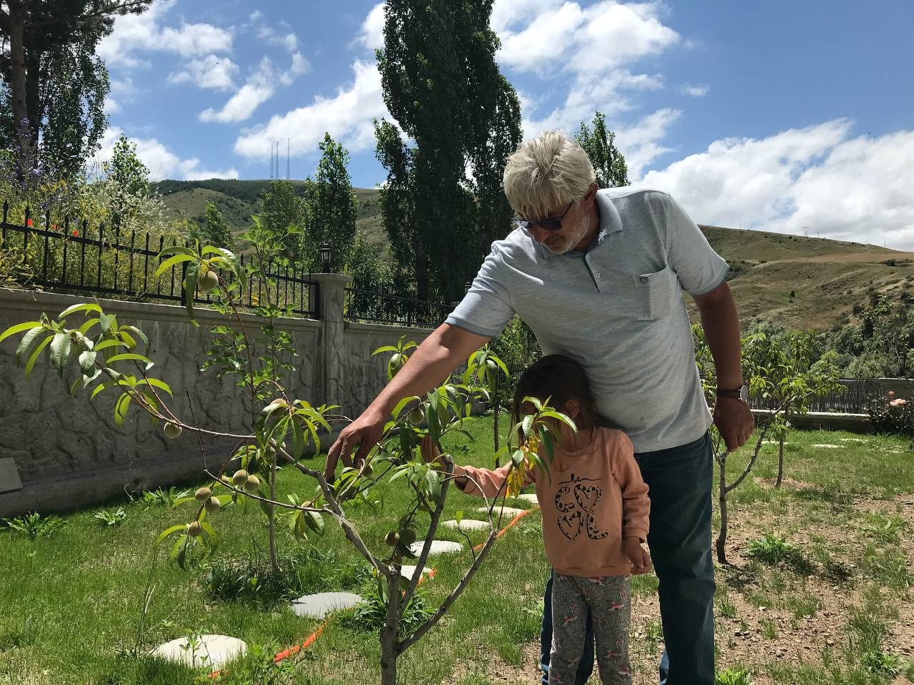 Memleketine dönen gurbetçiden örnek davranış; Ata topraklarına 500 adet meyve ağacı dikti