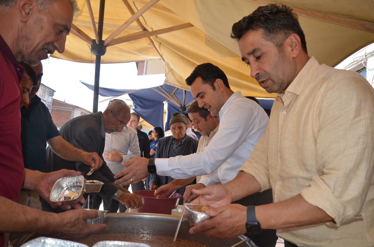 Tercan’da vatandaşlara aşure dağıtıldı