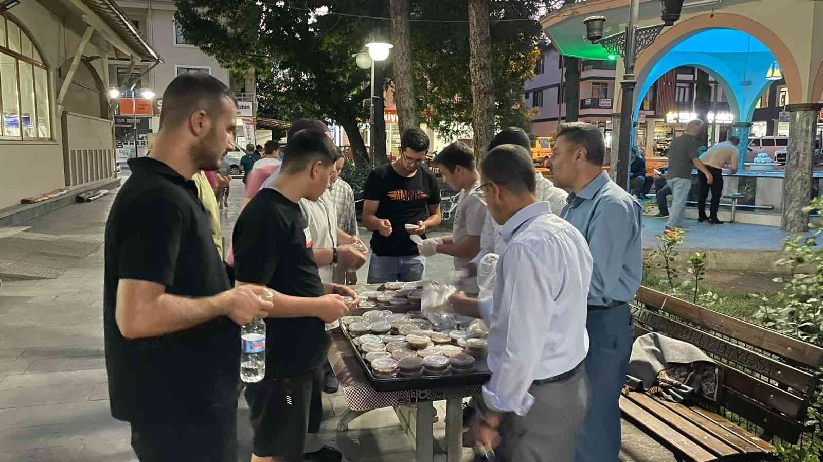 Erzincan’da Kerbela şehitleri anılarak aşure dağıtıldı