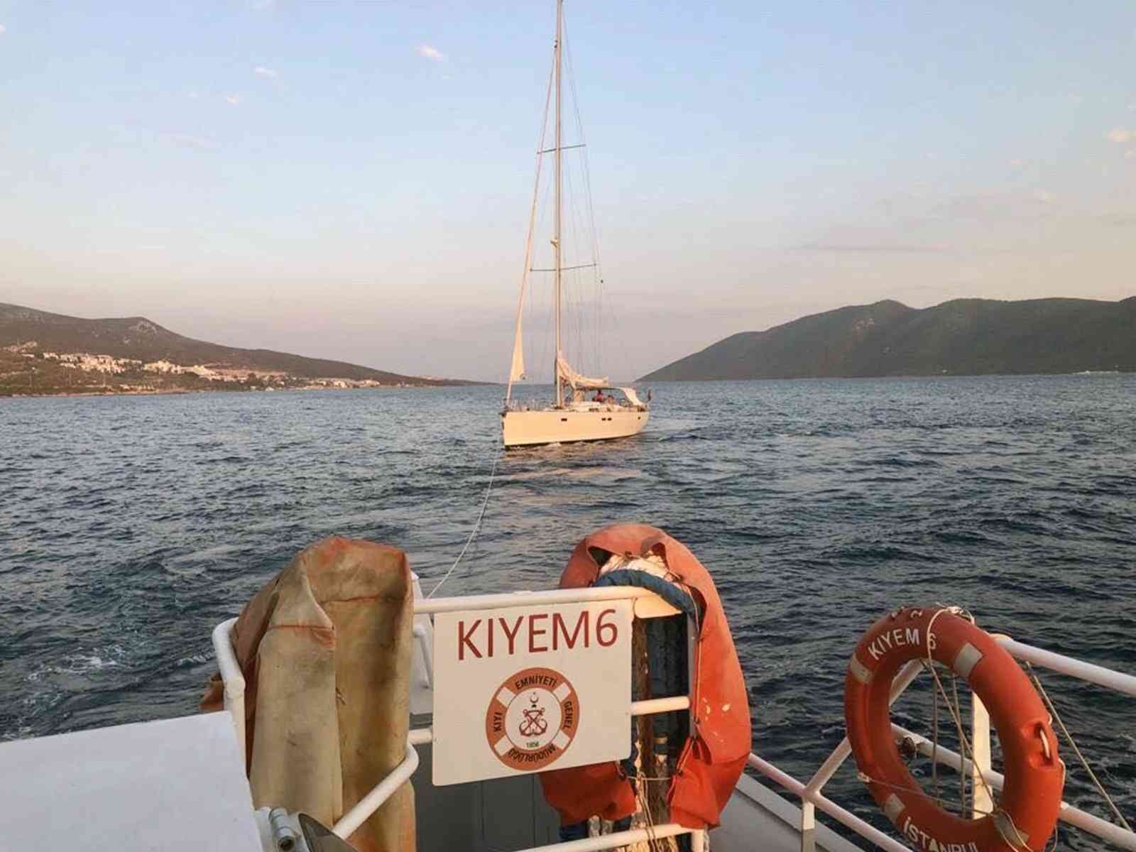 Karaada açıklarında sürüklenen tekneyi KIYEM botu kurtardı