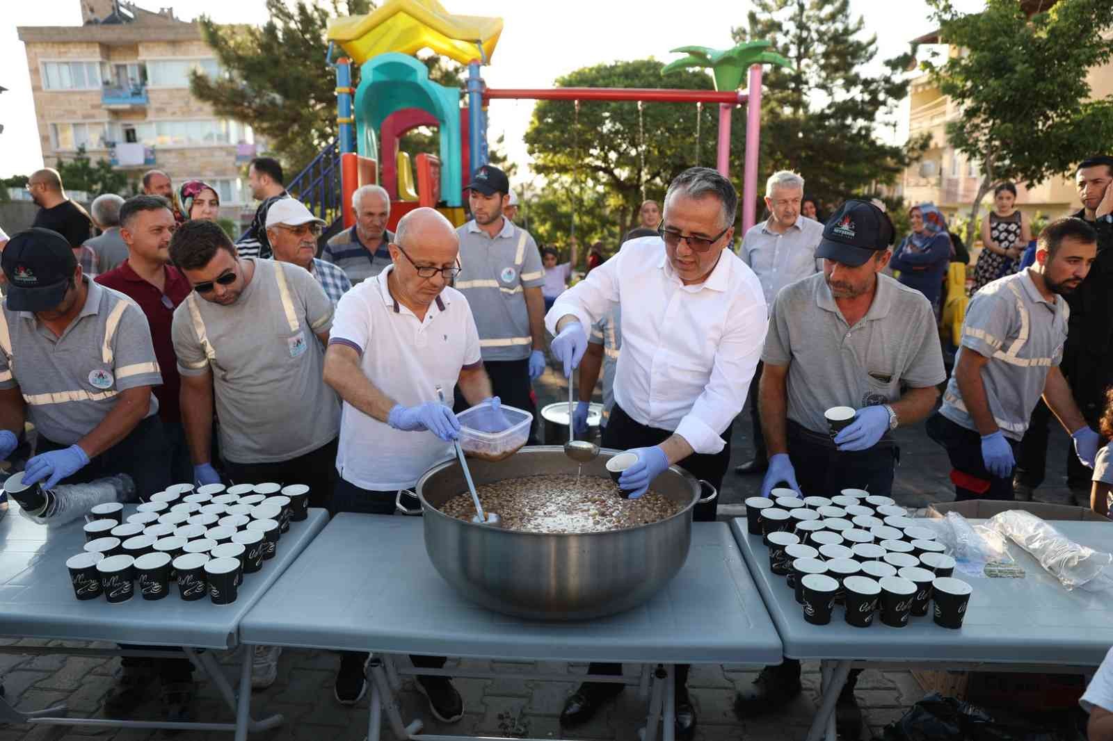 Başkan Savran, aşure dağıtımına katıldı