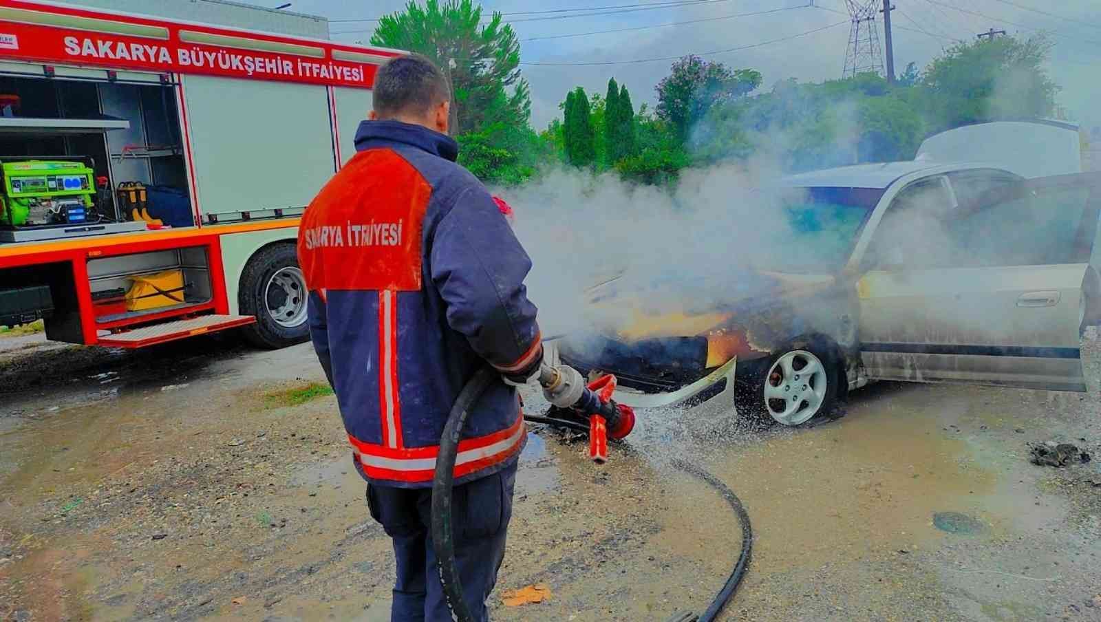 D-100’de yanan otomobile böyle müdahale ettiler