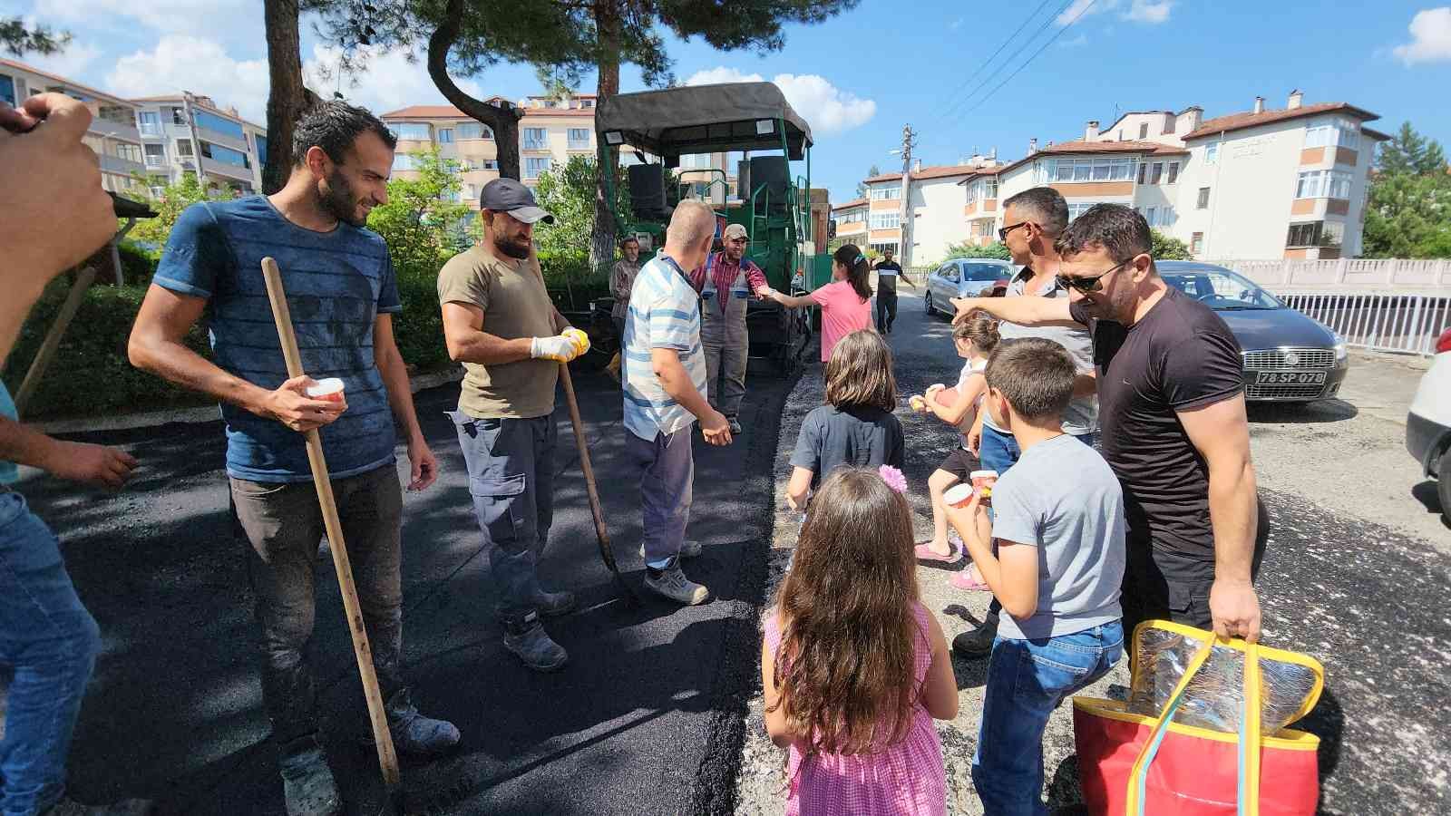 Safranbolu’da çocuklardan belediye işçilerine dondurma sürprizi