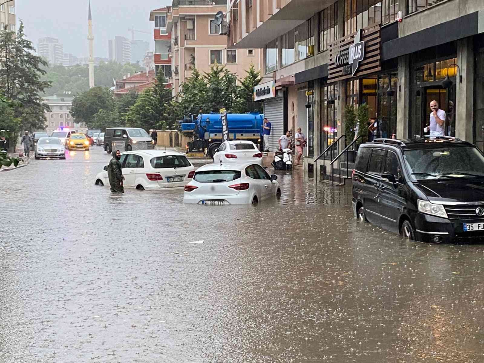 Maltepe’de etkili olan yağış nedeniyle 3 araç suya gömüldü